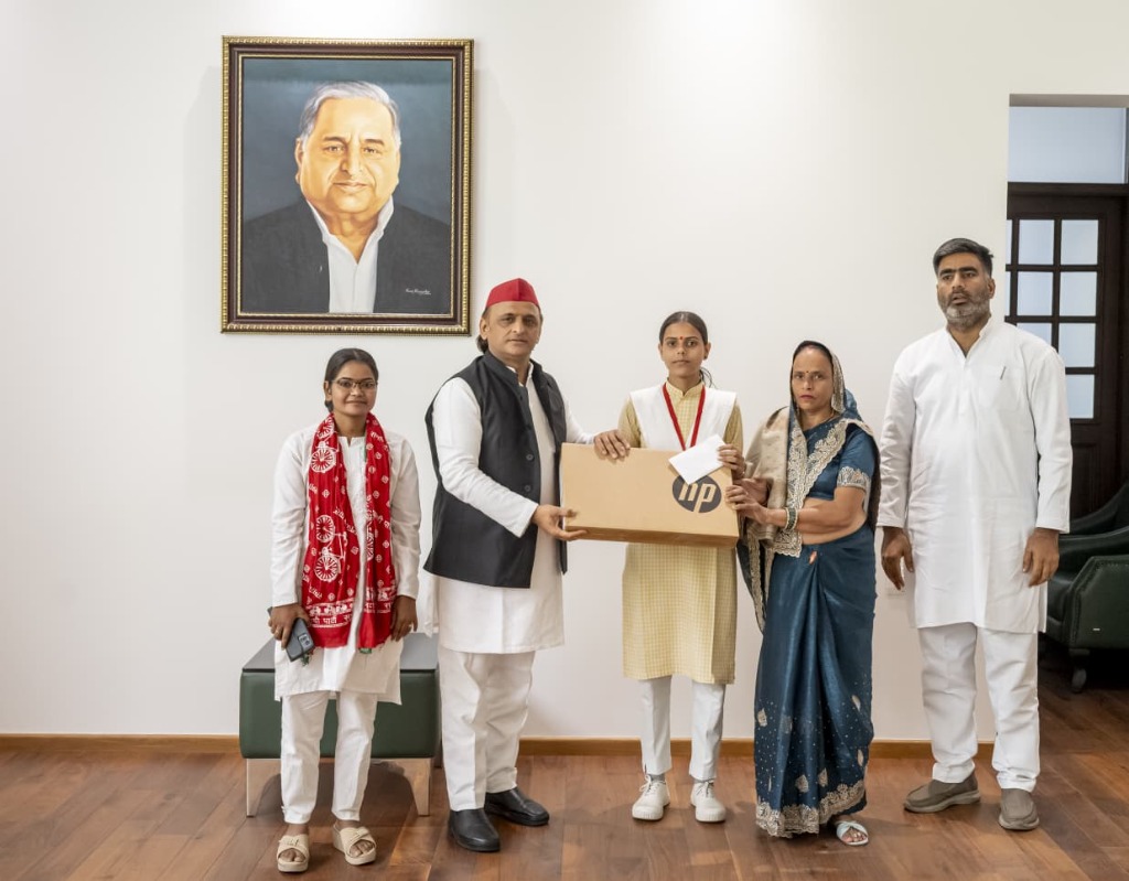 Laptop Felicitation by Akhilesh Yadav